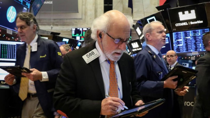 Các nhà giao dịch cổ phiếu trên sàn NYSE ở New York, Mỹ - Ảnh: Reuters.