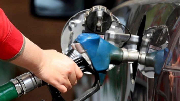 Tháng 11 vừa qua, giá dầu thế giới "bốc hơi" trên 20% - Ảnh: Reuters.