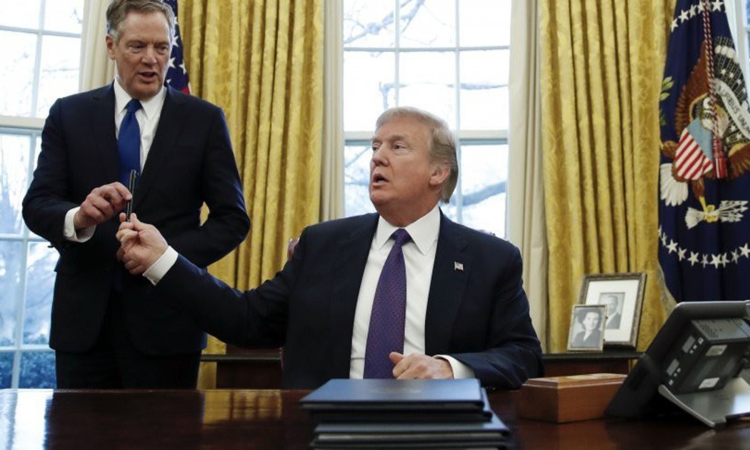 Tổng thống Mỹ Donald Trump (phải) và đại diện thương mại Mỹ Robert Lighthizer - Ảnh: AP.