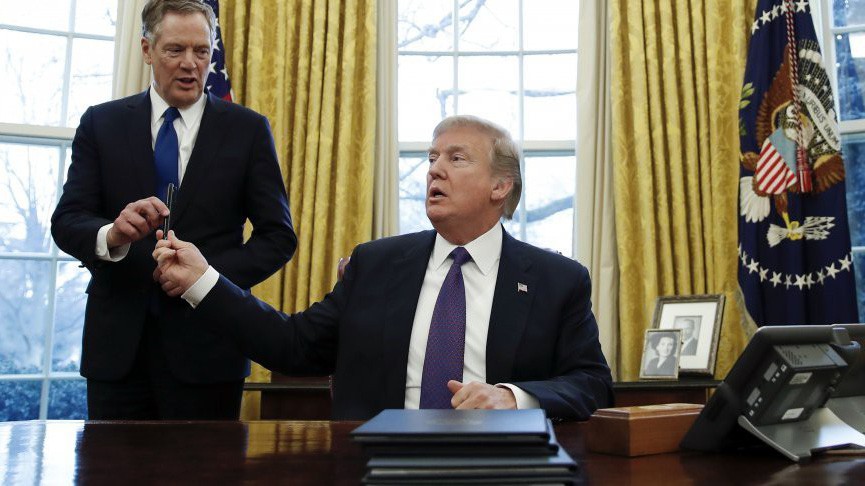 Tổng thống Mỹ Donald Trump (phải) và đại diện thương mại Mỹ Robert Lighthizer - Ảnh: AP.
