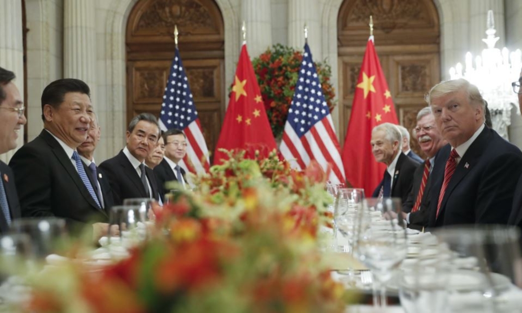 Tổng thống Mỹ Donald Trump, Chủ tịch Trung Quốc Tập Cận Bình và các quan chức hai nước trong bữa tối hôm 1/12 ở Argentina - Ảnh: VOA.