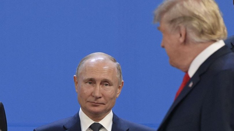 Tổng thống Mỹ Donald Trump (phải) "chạm mặt" Tổng thống Nga Vladimir Putin tại thượng đỉnh G20 ở Argentina - Ảnh: Getty.