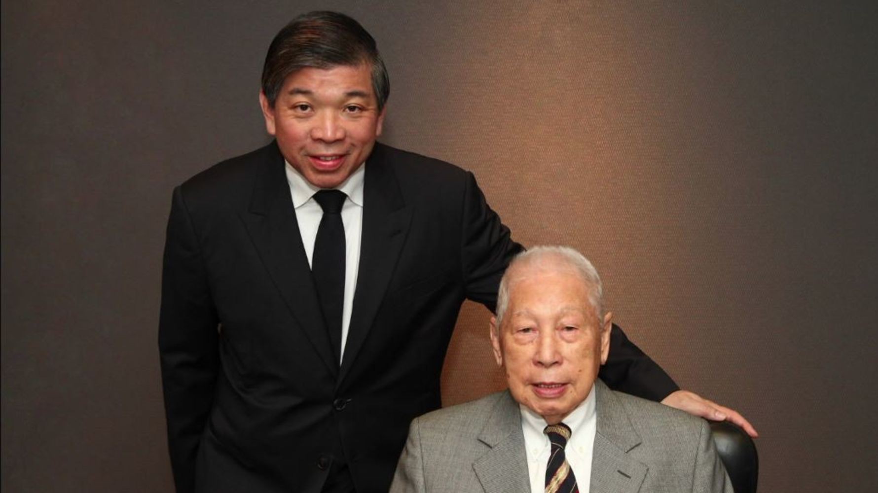 Tỷ phú Chang Yun Chung (phải) và con trai Teo Siong Seng - Ảnh: CNBC.