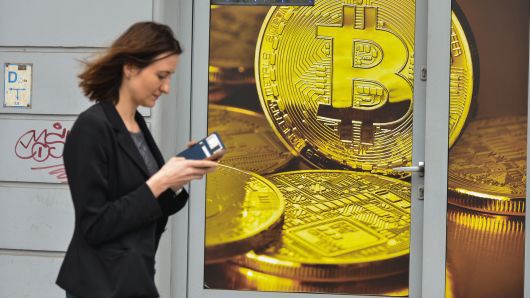 Giá Bitcoin hiện đã "bốc hơi" hơn 80% kể từ mức đỉnh cao mọi thời đại thiết lập cách đây 1 năm - Ảnh: Getty/CNBC.