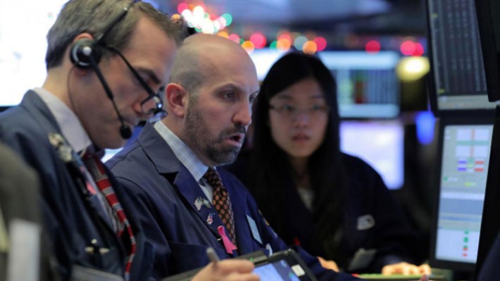 Các nhà giao dịch cổ phiếu trên sàn NYSE ở New York, Mỹ - Ảnh: Reuters.