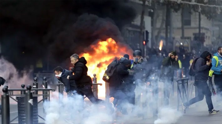 Biểu tình trên đường phố Paris hôm 8/12 - Ảnh: AP.