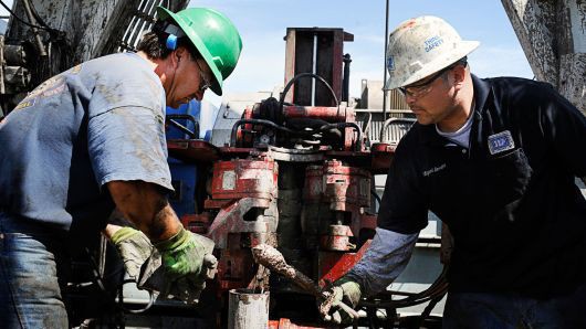 Từ đầu tháng 10 đến nay, giá dầu thế giới đã giảm khoảng 30% - Ảnh: Getty/CNBC.