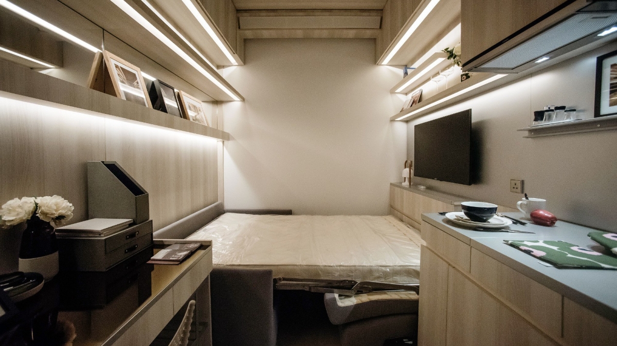 Bên trong một căn hộ siêu bé ở Hồng Kông - Ảnh: Bloomberg.