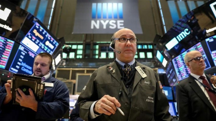 Các nhà giao dịch cổ phiếu trên sàn NYSE ở New York, Mỹ - Ảnh: Reuters.