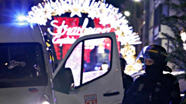 Cảnh sát có mặt tại hiện trường vụ tấn công ngày 11/12 gần chợ Giáng sinh ở Strasbourg, Pháp - Ảnh: Reuters.