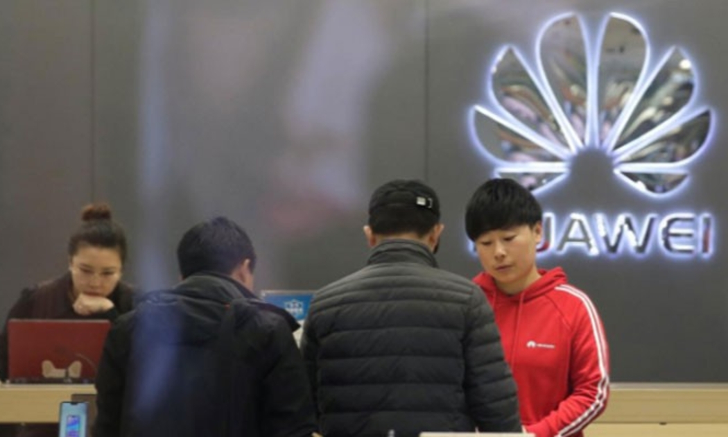 Trong một cửa hiệu của Huawei ở Bắc Kinh hôm 12/12 - Ảnh: Reuters.