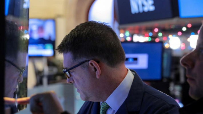 Các nhà giao dịch cổ phiếu trên sàn NYSE ở New York, Mỹ - Ảnh: Reuters.