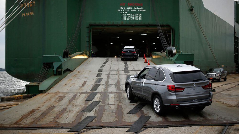 Xe hơi lắp ráp tại Mỹ được chuyển lên tàu ở cảng Charleston - Ảnh: Bloomberg.