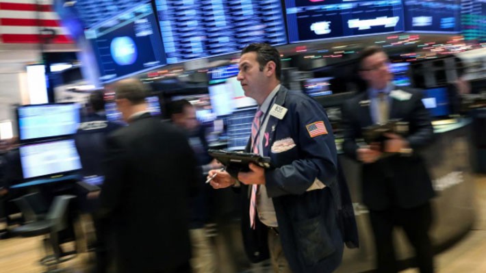 Các nhà giao dịch cổ phiếu trên sàn NYSE ở New York, Mỹ - Ảnh: Reuters.