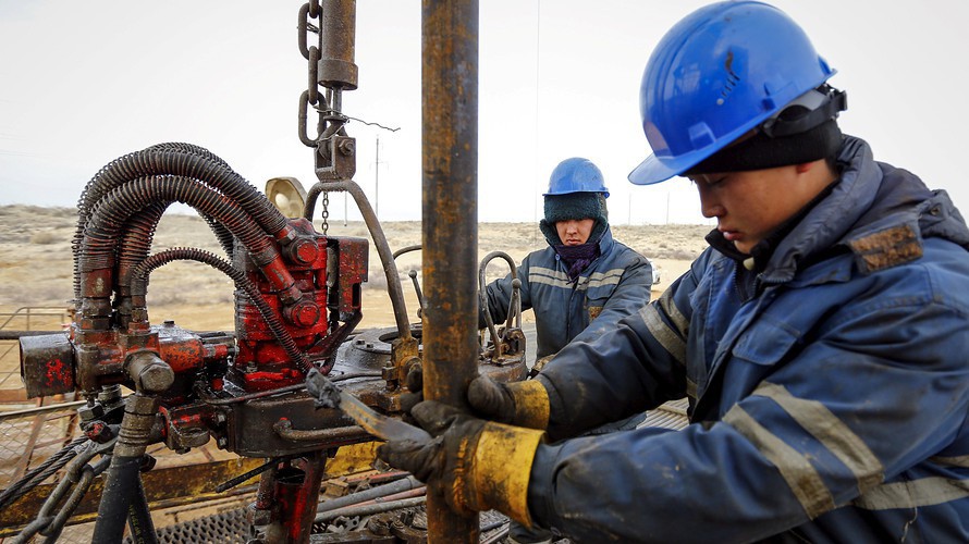 IEA dự báo đến quý 2 năm sau thì thị trường dầu thế giới sẽ chuyển sang trạng thái thiếu cung nếu OPEC và đối tác thực thi chặt chẽ thỏa thuận cắt giảm sản lượng - Ảnh: Reuters/MarketWatch.