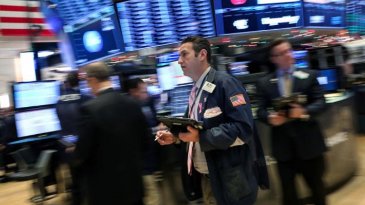 Các nhà giao dịch cổ phiếu trên sàn NYSE ở New York, Mỹ - Ảnh: Reuters.