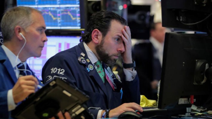 Các nhà giao dịch cổ phiếu trên sàn NYSE ở New York, Mỹ - Ảnh: Reuters.