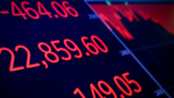 Ảnh chụp màn hình hiển thị chỉ số Dow Jones trên sàn NYSE ở New York sau khi thị trường đóng cửa phiên ngày 20/12 - Ảnh: Reuters.