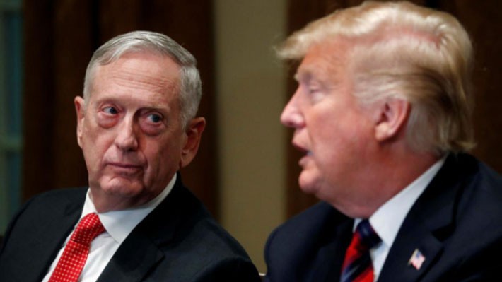 Bộ trưởng Bộ Quốc phòng Mỹ Jim Mattis (trái) và Tổng thống Donald Trump - Ảnh: Reuters.