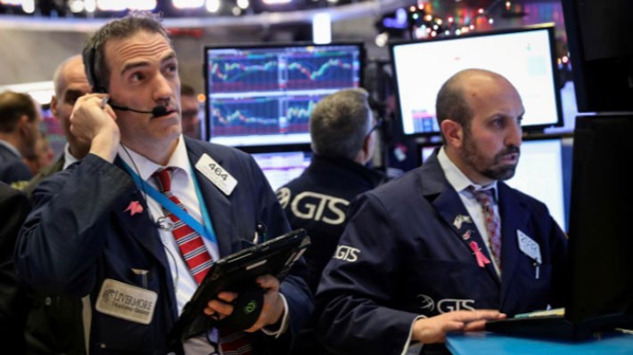 Các nhà giao dịch cổ phiếu trên sàn NYSE ở New York, Mỹ - Ảnh: Reuters.