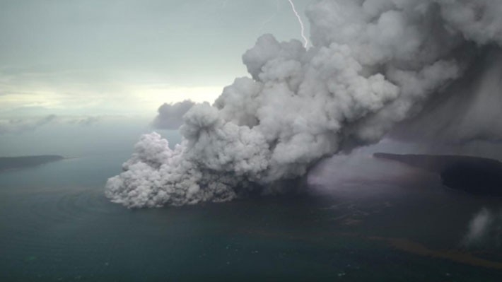 Nằm giữa hai đảo Java và Sumatra, núi lửa Anak Krakatau đã phun tro bụi và nham thạch suốt nhiều tháng nay - Ảnh: Reuters.