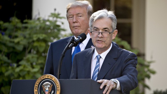 Tổng thống Mỹ Donald Trump (trái) và Chủ tịch FED Jerome Powell - Ảnh: Reuters.