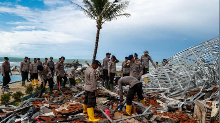 Lực lượng cứu hộ Indonesia tìm kiếm các nạn nhân trận sóng thần, ngày 24/12 - Ảnh: Reuters.