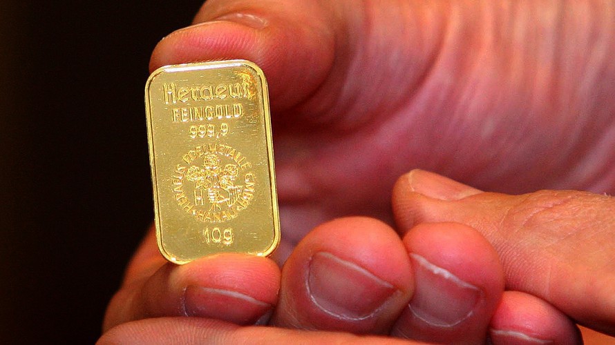 Ngoài sự giảm giá của USD, giá vàng thế giới còn đi lên do nhu cầu mua vàng phòng ngừa rủi ro của giới đầu tư - Ảnh: Getty/CNBC.