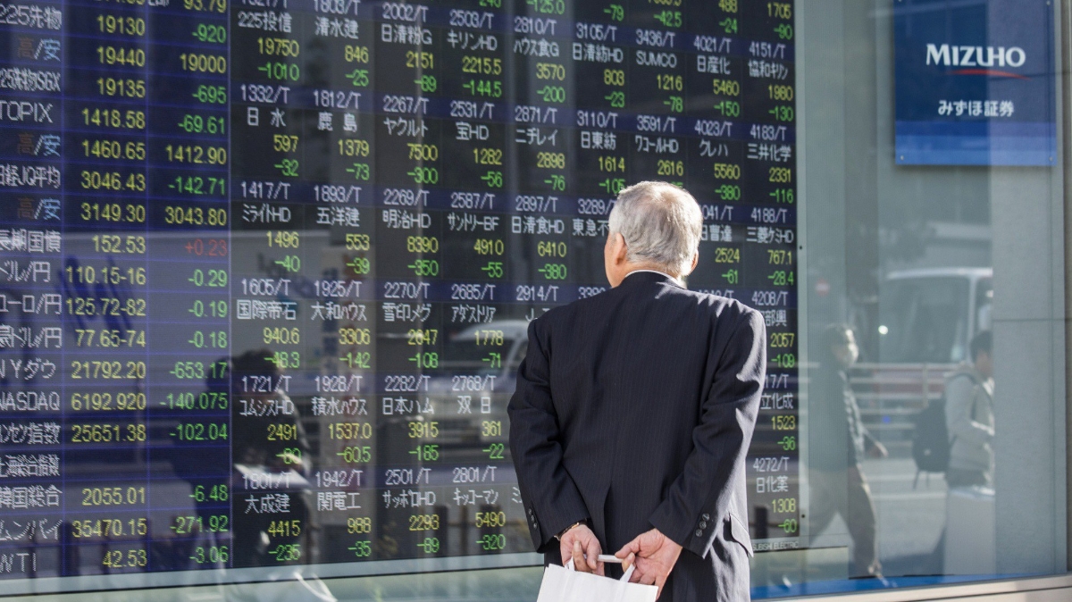 Chứng khoán Nhật đã mất gần 1.250 tỷ USD vốn hóa năm nay - Ảnh: Bloomberg.