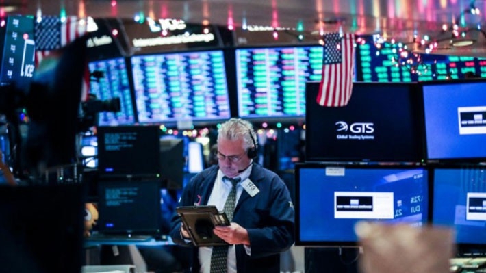 Một nhà giao dịch cổ phiếu trên sàn NYSE ở New York, Mỹ - Ảnh: Reuters.