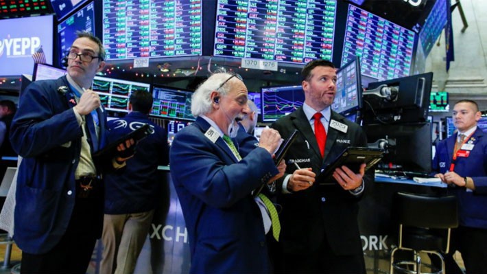 Các nhà giao dịch cổ phiếu trên sàn NYSE ở New York, Mỹ - Ảnh: Reuters.