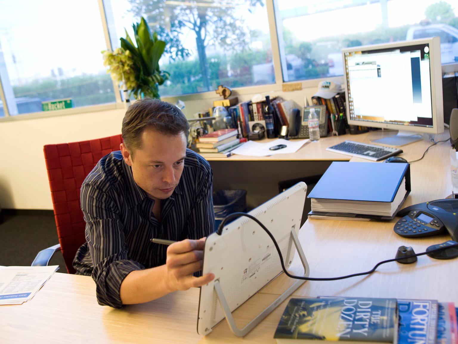 Elon Musk tiêu khối tài sản hơn 23 tỷ USD như thế nào? - Ảnh 1.