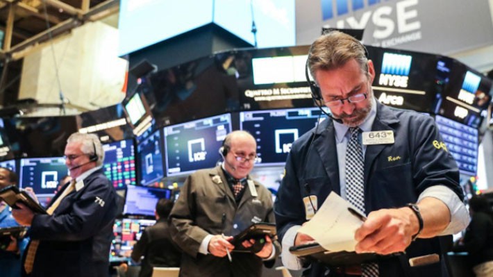 Các nhà giao dịch cổ phiếu trên sàn NYSE ở New York, Mỹ - Ảnh: Reuters.