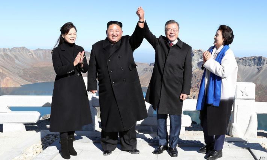 Nhà lãnh đạo Triều Tiên Kim Jong Un (thứ hai từ trái sang) và Tổng thống Hàn Quốc Moon Jae-in (thứ hai từ phải sang) cùng hai vị đệ nhất phu nhân thăm đỉnh núi Paektu của Triều Tiên hôm 20/9/2018 - Ảnh: Getty/CNN.