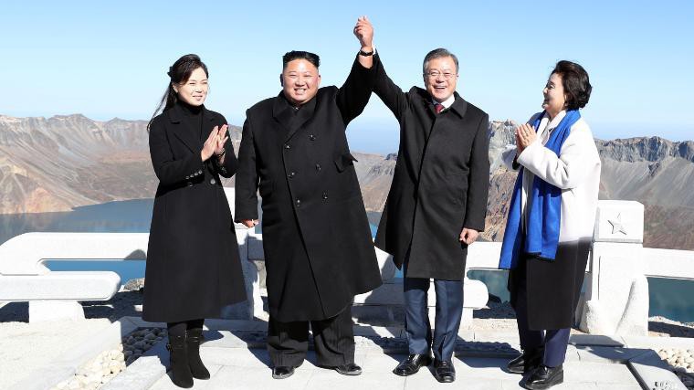 Nhà lãnh đạo Triều Tiên Kim Jong Un (thứ hai từ trái sang) và Tổng thống Hàn Quốc Moon Jae-in (thứ hai từ phải sang) cùng hai vị đệ nhất phu nhân thăm đỉnh núi Paektu của Triều Tiên hôm 20/9/2018 - Ảnh: Getty/CNN.