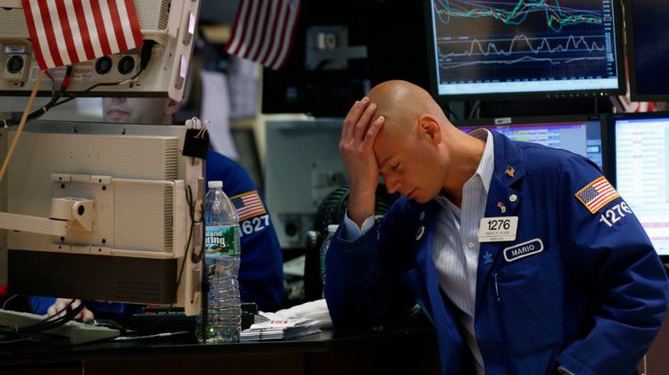 Một nhà giao dịch cổ phiếu trên sàn NYSE ở New York, Mỹ - Ảnh: Reuters.