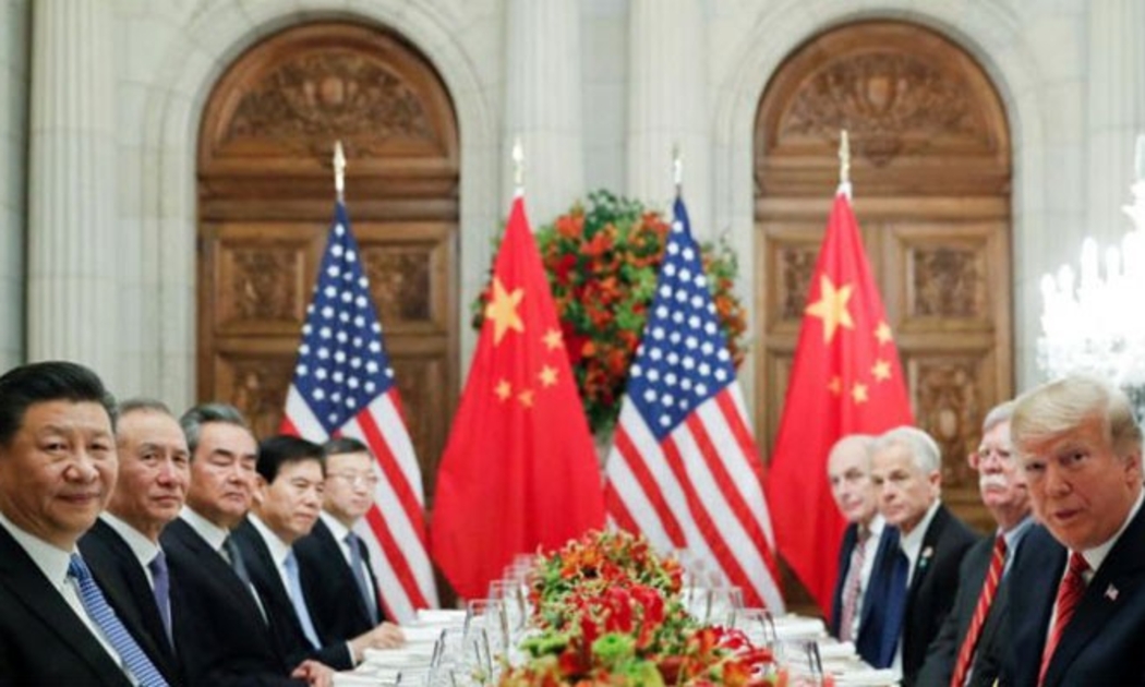 Chủ tịch Trung Quốc Tập Cận Bình (trái) và Tổng thống Mỹ Donald Trump (phải) cùng các quan chức cấp cao hai nước trong cuộc gặp ở Argentina hôm 1/12 - Ảnh: Reuters.