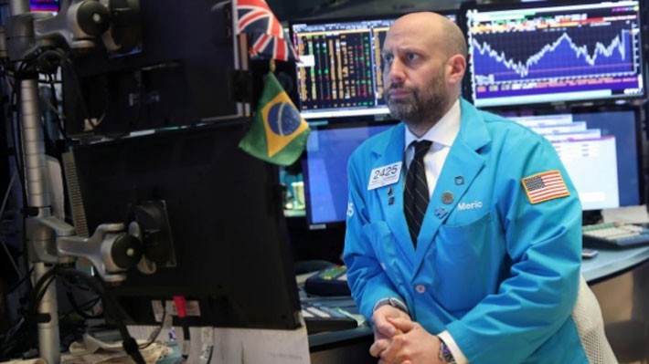 Một nhà giao dịch cổ phiếu trên sàn NYSE ở New York, Mỹ - Ảnh: Reuters.