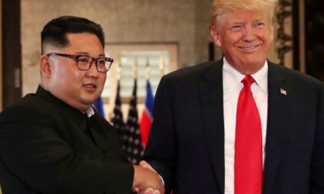 Nhà lãnh đạo Triều Tiên Kim Jong Un (trái) và Tổng thống Mỹ Donald Trump trong cuộc gặp ở Singapore vào tháng 6/2018 - Ảnh: Reuters.
