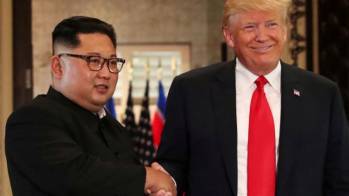 Nhà lãnh đạo Triều Tiên Kim Jong Un (trái) và Tổng thống Mỹ Donald Trump trong cuộc gặp ở Singapore vào tháng 6/2018 - Ảnh: Reuters.