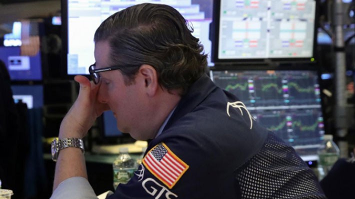 Một nhà giao dịch cổ phiếu trên sàn NYSE ở New York, Mỹ ngày 3/1 - Ảnh: Reuters.