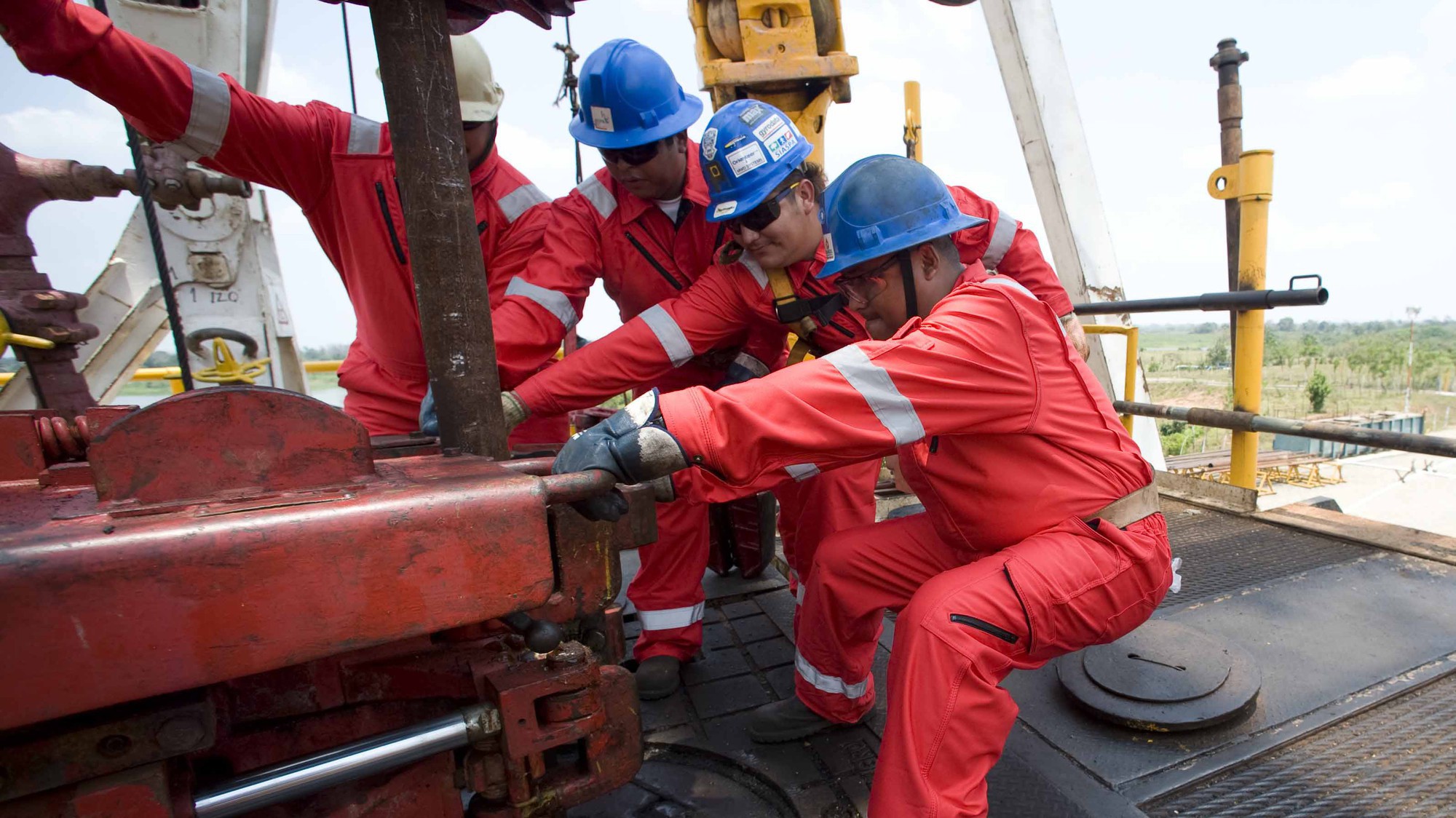 OPEC đang cắt giảm sản lượng để vực dậy giá dầu.