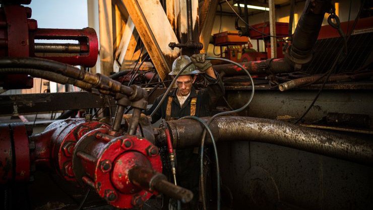 Trong 3 phiên vừa qua, giá dầu Brent tăng 9%, giá dầu WTI tăng 6% - Ảnh: Getty/CNBC.