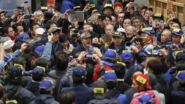 “Ông trùm” sushi Nhật Bản chi hơn 3 triệu USD mua một con cá ngừ - Ảnh 1.