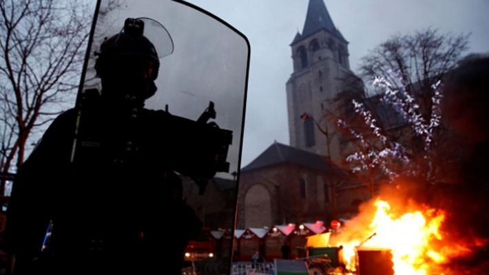 Ghế Tổng thống Pháp của ông Macron lại lung lay vì “áo vàng” ồ ạt xuống đường - Ảnh 1.