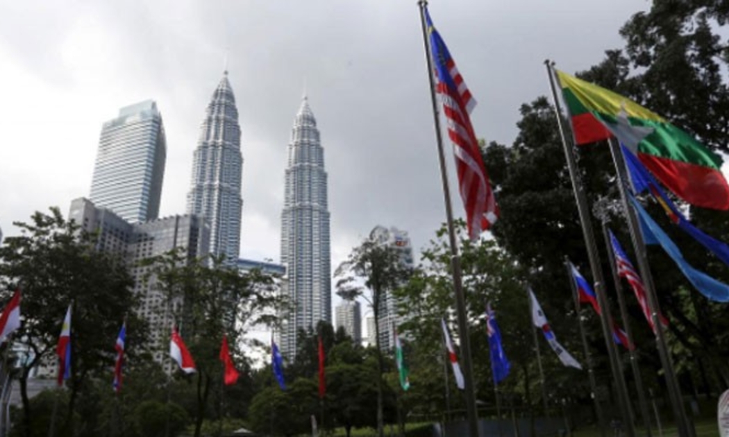 Cờ các nước ASEAN ở Kuala Lumpur, Malaysia hồi tháng 11/2015 trong dịp hội nghị thượng đỉnh lần thứ 27 của khối - Ảnh: Reuters.
