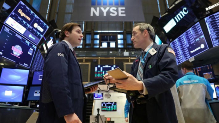 Các nhà giao dịch cổ phiếu trên sàn NYSE ở New York, Mỹ - Ảnh: Reuters.