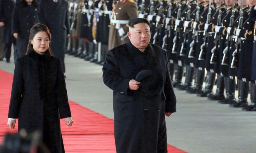 Nhà lãnh đạo Triều Tiên Kim Jong Un (phải) và đệ nhất phu nhân Ri Sol Ju tại Nhà ga Bình Nhưỡng ngày 7/1, trước khi lên tàu sang thăm Trung Quốc - Ảnh: KCNA/Bloomberg.