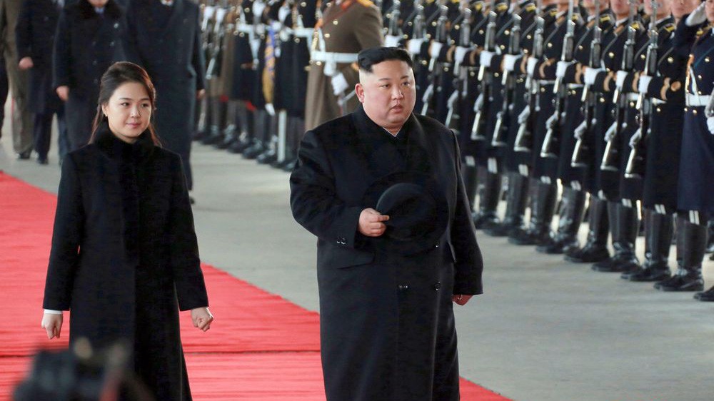 Nhà lãnh đạo Triều Tiên Kim Jong Un (phải) và đệ nhất phu nhân Ri Sol Ju tại Nhà ga Bình Nhưỡng ngày 7/1, trước khi lên tàu sang thăm Trung Quốc - Ảnh: KCNA/Bloomberg.