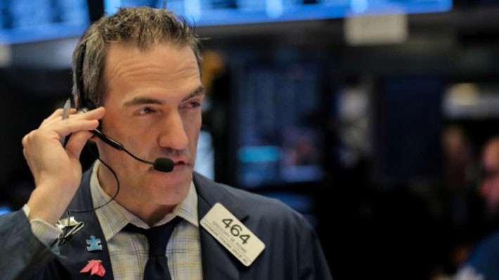 Một nhà giao dịch cổ phiếu trên sàn NYSE ở New York, Mỹ - Ảnh: Reuters.